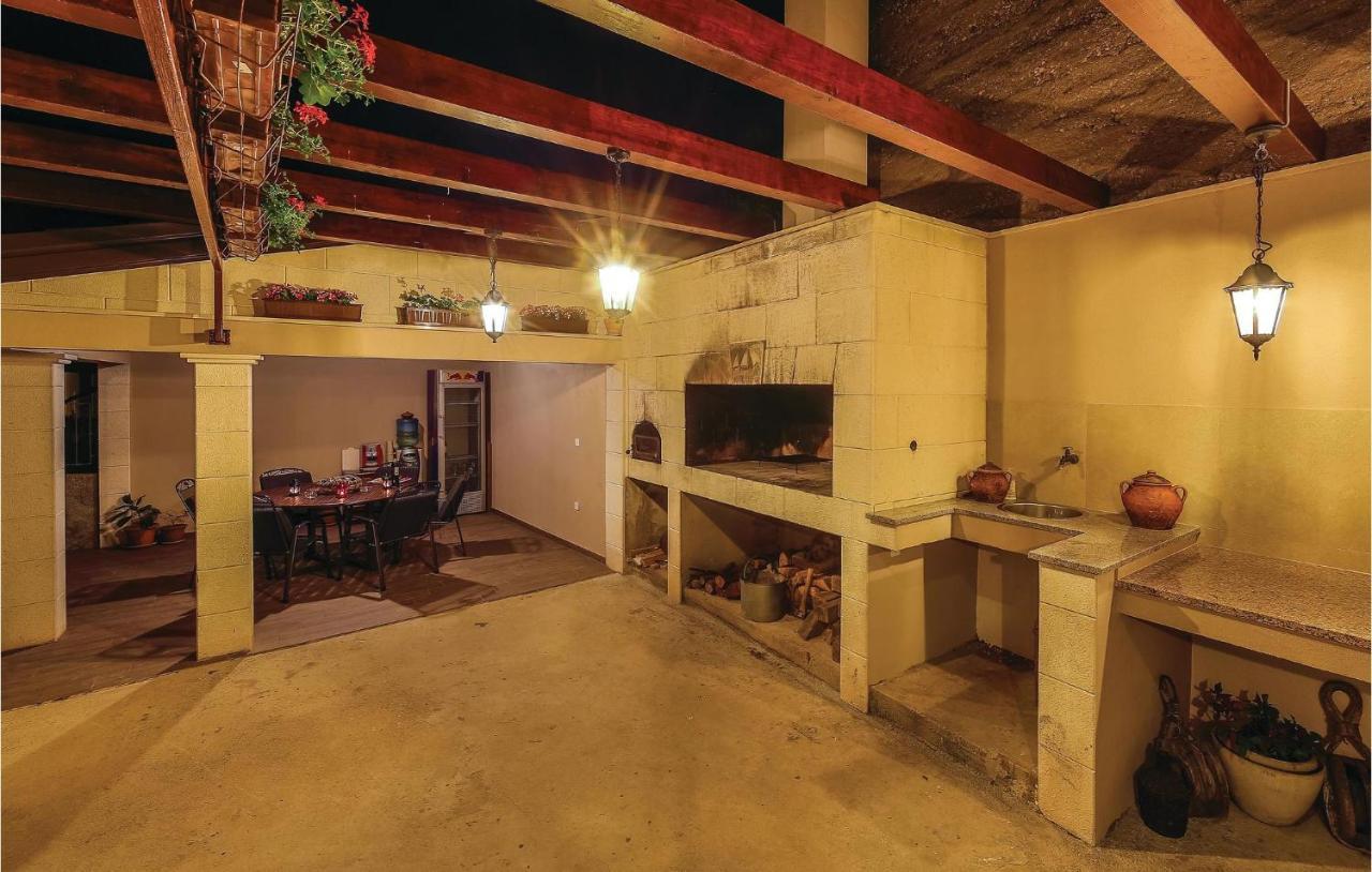 1 Bedroom Stunning Apartment In Kastel Gomilica Kastela Ngoại thất bức ảnh