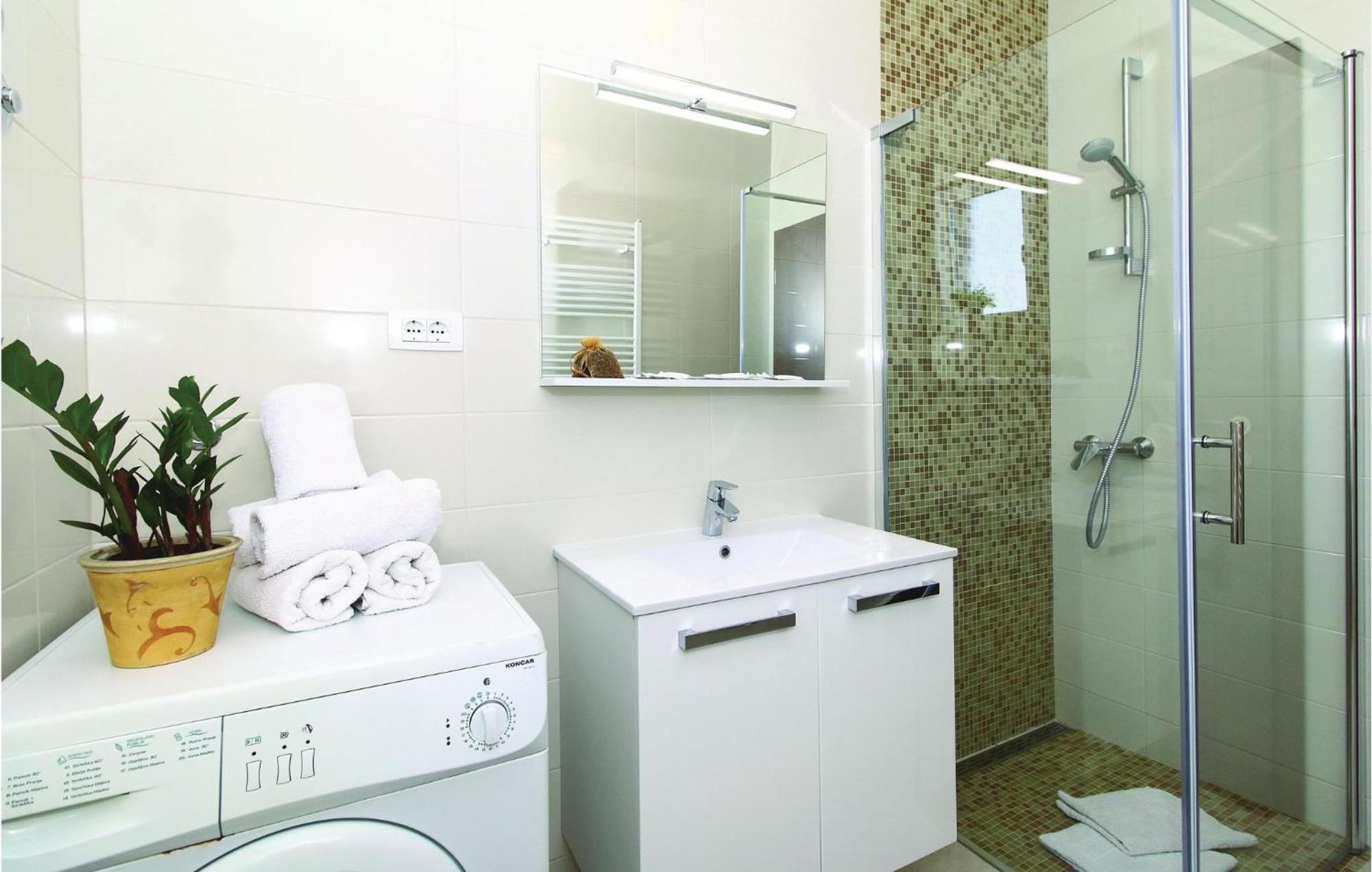 1 Bedroom Stunning Apartment In Kastel Gomilica Kastela Ngoại thất bức ảnh